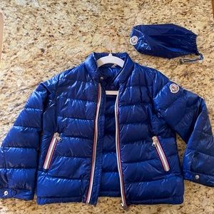 Auth Moncler light weight puffer coat and carrying case in Royal Blue Size 3